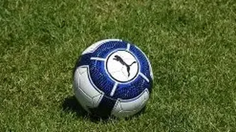 2025篮球巅峰对决：湖凯之战回忆录，媒体盘点精彩瞬间，热议持续升温！